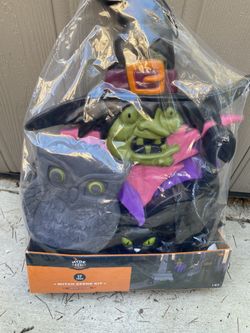 Halloween decorations New In Package 17 Pc Kit