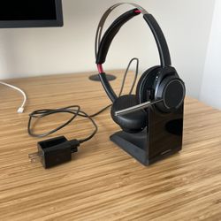 Plantronics Voyager Focus UC with Charge Stand