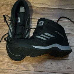 30$ Black Adidas Terrex hiking boots size 3 Youth