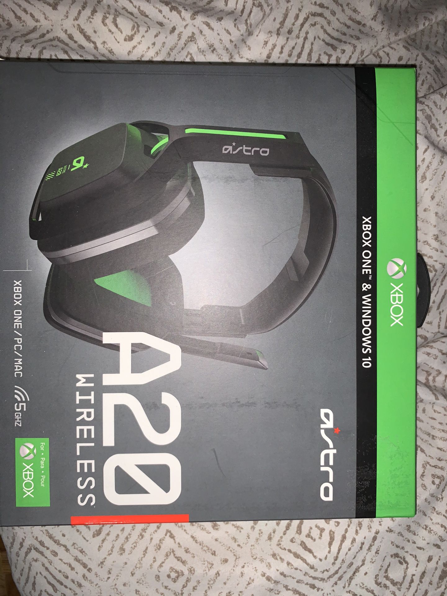 Astro a20 wireless headset (compatible with xbox/pc/ps4)