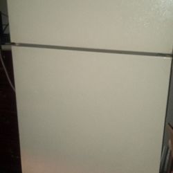 *****Free Hotpoint Working Fridge******TODAY