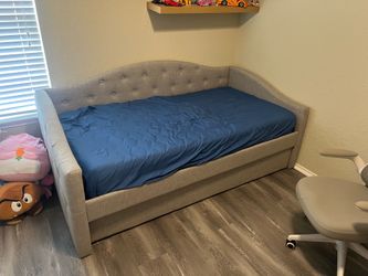 Day bed with Trundle