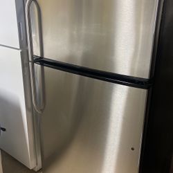 GE Refrigerator Top Freezer Stainless Steel         Hablo Español 