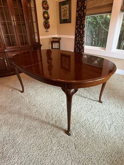 STELLAR Queen Anne Style Thomasville Oval Wood Dining Table - seats 4 to 10 - delivery available