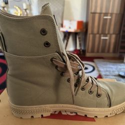 Size 13  Levi’s Boot Man 