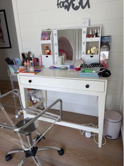 White Pottery Barn Teen vanity set
