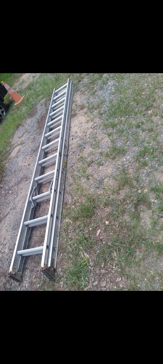24' Werner Medium DutyExt. Ladder