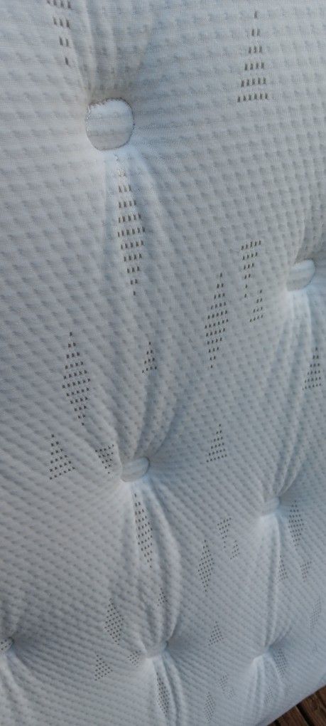 CLEAN FULL SIZE MATTRESS SET WITH METAL RAILS