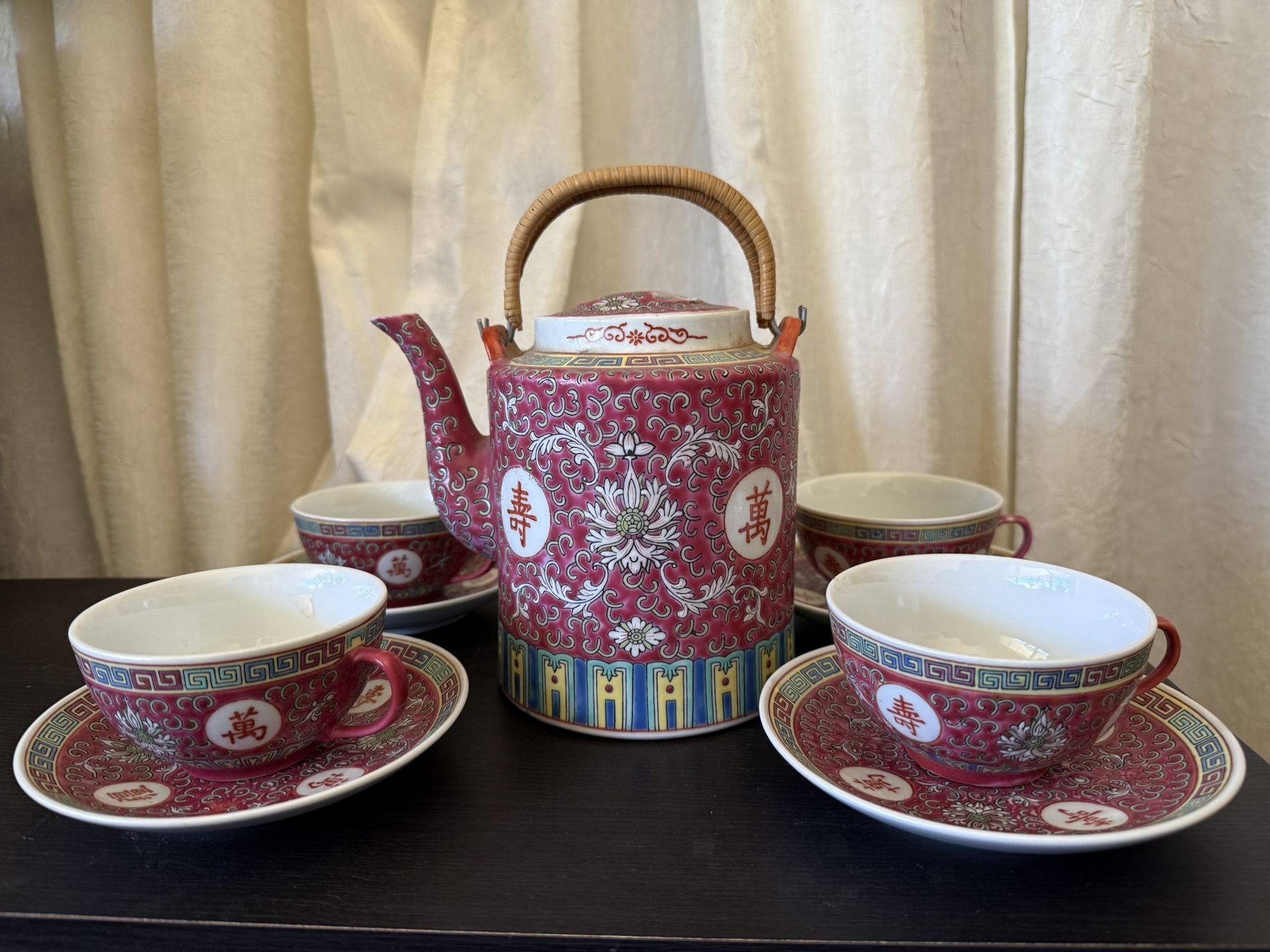 Vintage Chinese Tea Pot with 4 Sets of Tea Cup and Saucer