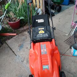 LIKE NEW BLACK N DECKER ELECTRIC MOWER