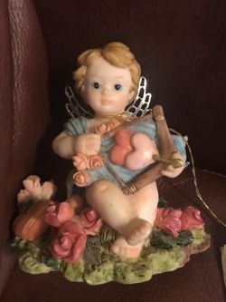 Angel from Alabaster Art Sculptures Collectors Edition 1995. When i got this the wings were gone. I have hot glued these wings on. There is a chipped