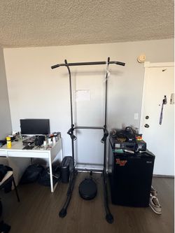 Pull-up bar station