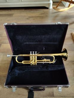Yamaha YTR2320 Bb Trumpet 3-Valve Piston Gold Lacquer High Polish w/ Case, Mute & Cleaning Accessories.  Well taken care of. No dents.