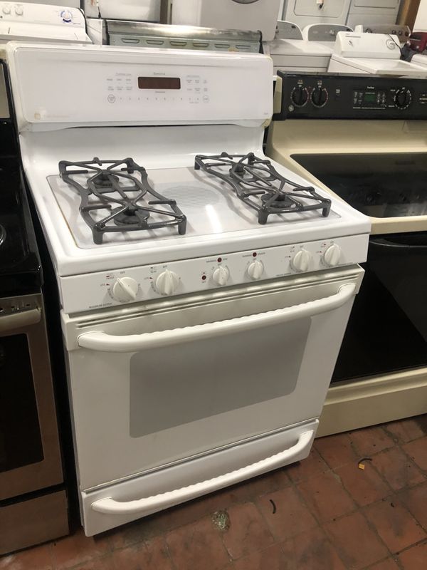 GE 30 inch gas stoverange/estufa de gas blanca for Sale in Perth Amboy, NJ OfferUp