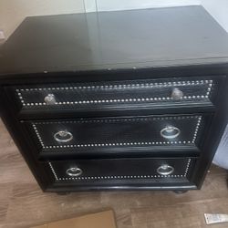 Dresser 8 Drawers W/mirror & 2 nightstand 