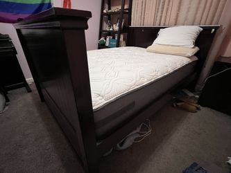 Full Size Wooden Bed Frame And Mattress 