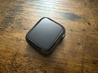 Apple Watch Series 5 (GPS, 40MM) - Space Gray Aluminum