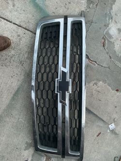 OEM front upper grille for a 2015–2020 Chevrolet Tahoe and Suburban.
