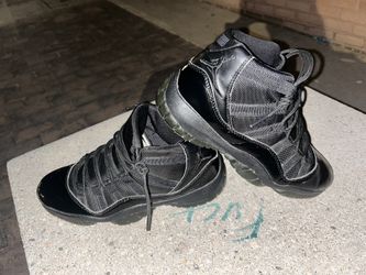 Mens sz 7 AJ 11 Cap & Gown used