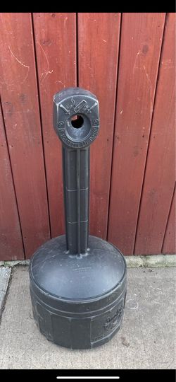 Outdoor ashtray