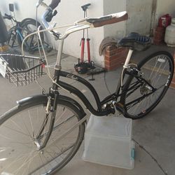 Black bike very nice like new, good price 50 $