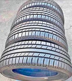 235 55 20 Michelin tires Con 80% de Vida Las 4