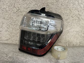 2014 - 2024 TOYOTA 4RUNNER REAR RIGHT PASSENGER SIDE OUTER TAIL LIGHT OEM