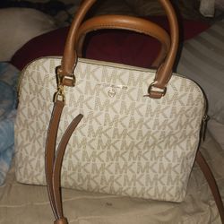 AUTHENTIC MED SZ MK PURSE NO STAINS GREAT CONDITION30 FIRM