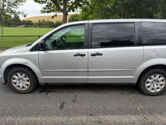 2008 CHRYSLER TOWN & COUNTRY. Smogged & Registered $1800