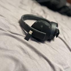 PlayStation Gold Wireless Headset - PlayStation 4