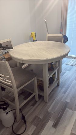 Round dining room table in great shape