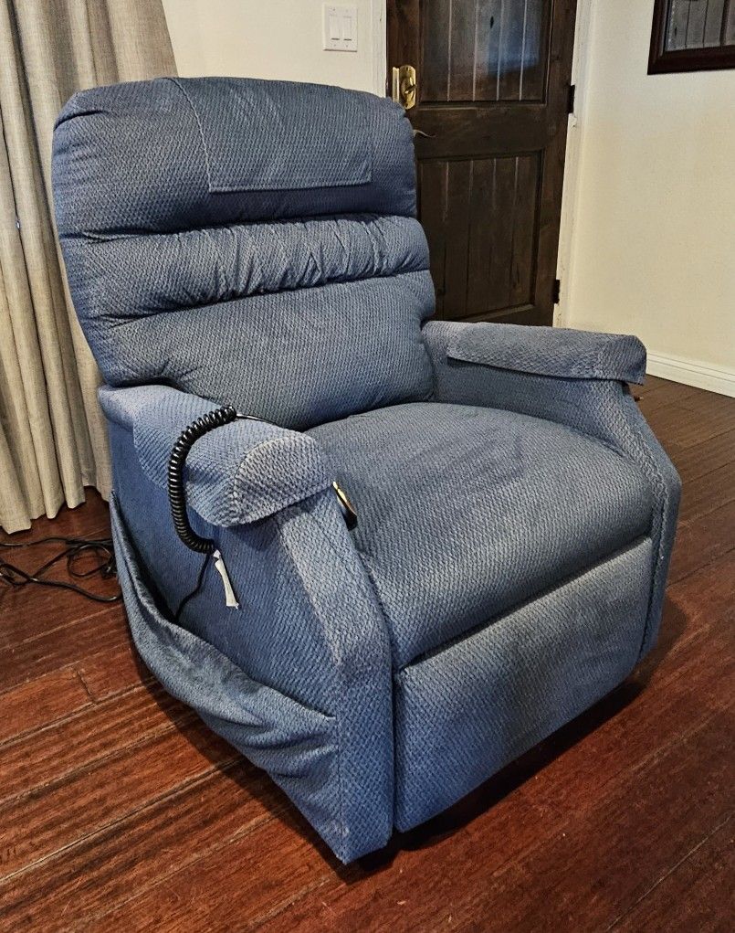 Electric Power Lift Recliner / Chair $125 for Sale in San Diego, CA ...