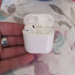Apple Air Pods 1st Gen ( Only Comes With Left Ear) 