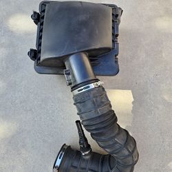 2005-2009 Ford Mustang V6 Air Filter Housing - OEM air intake box