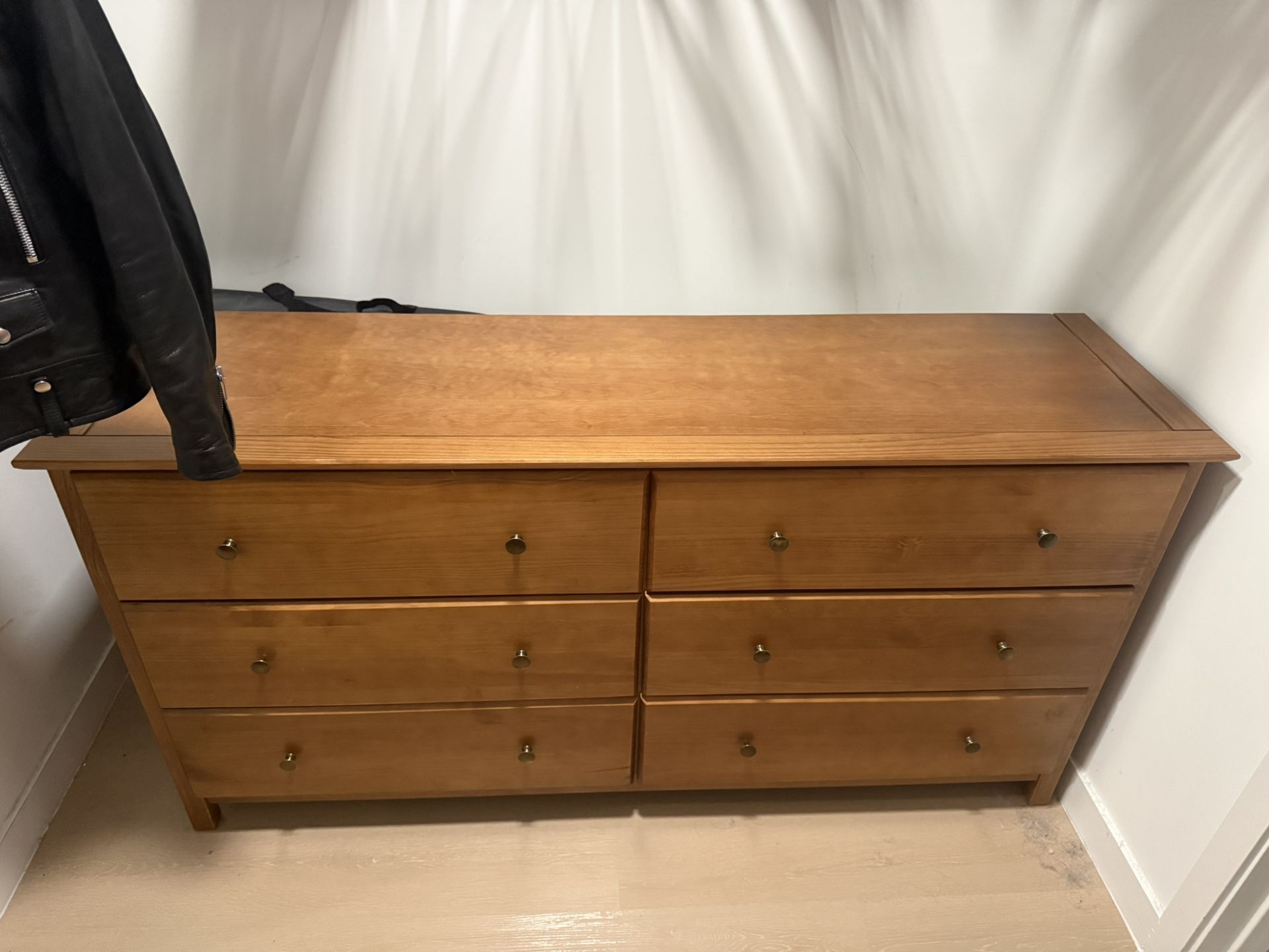 Brand new solid wood dresser (Walnut, 6 drawers)