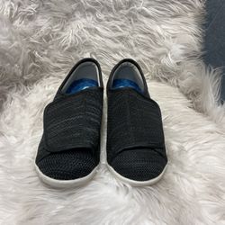 Comfortable, soft, wide-fit shoes; orthopedic walking shoes for seniors with breathable hook-and-loop closures.