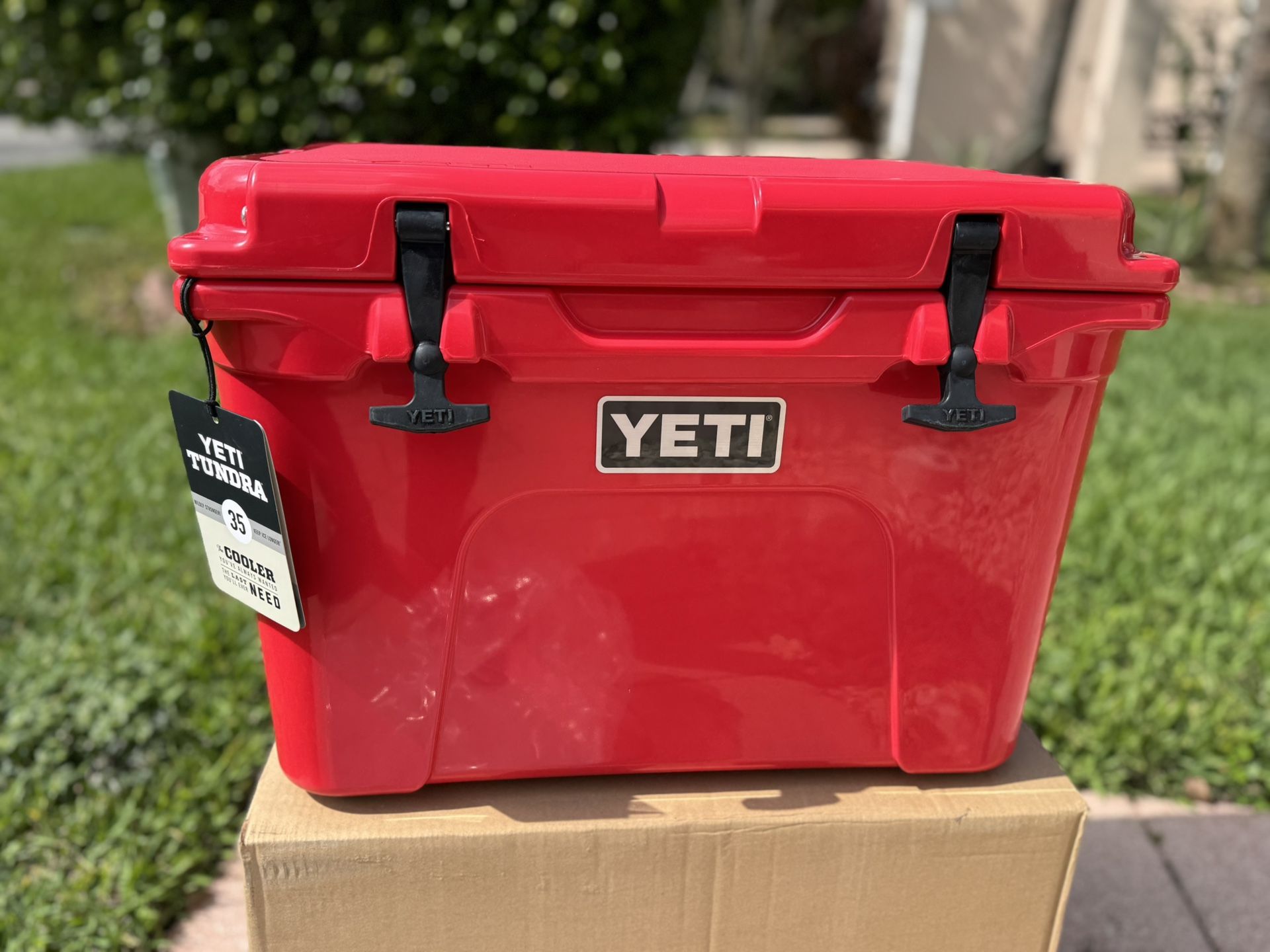 *NEW* YETI TUNDRA 35 (Red)