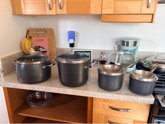 Variety size of pots with matching lids