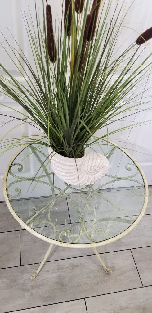 Rustic White Wrought Iron Round Table Indoor/Outdoor Diameter 23" x 22" Tall ~ No Crack No Pet No Smoke Home