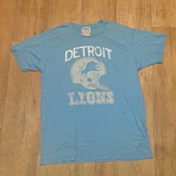 Junk Food https://offerup.com/redirect/?o=Q2xvdGhpbmcuRGVzaWdu: Light blue short-sleeve tee featuring a vintage, distressed graphic of a throwback Det