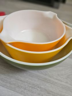 Vintage Pyrex baking dish set- FUN COLORS