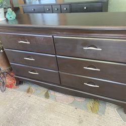 Beautiful Brown Dresser All 6 Drawers Work Great 