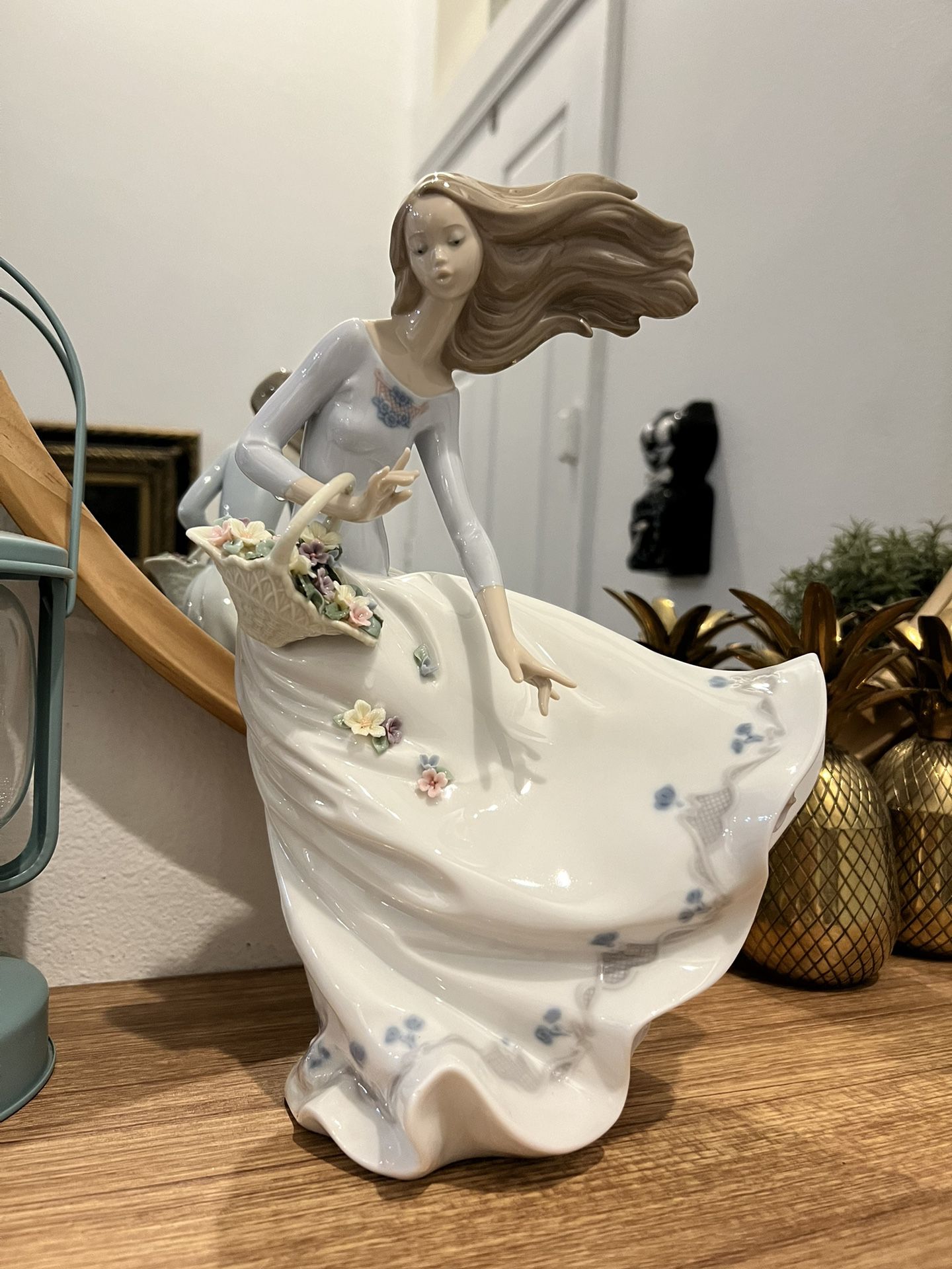 Lladro Figurine 6767 Petals On The Wind Collectible