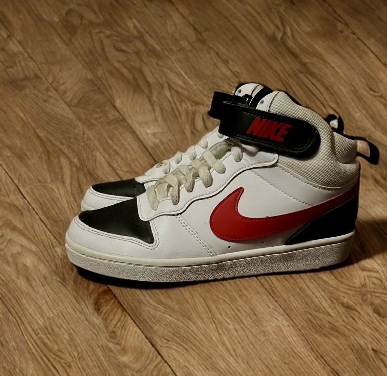 Nike Court Borough Size 6Y