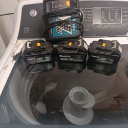 Makita Charger With 3 18v Batteries