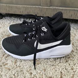 WOMENS LIGHT WEIGHT NIKE SHOE