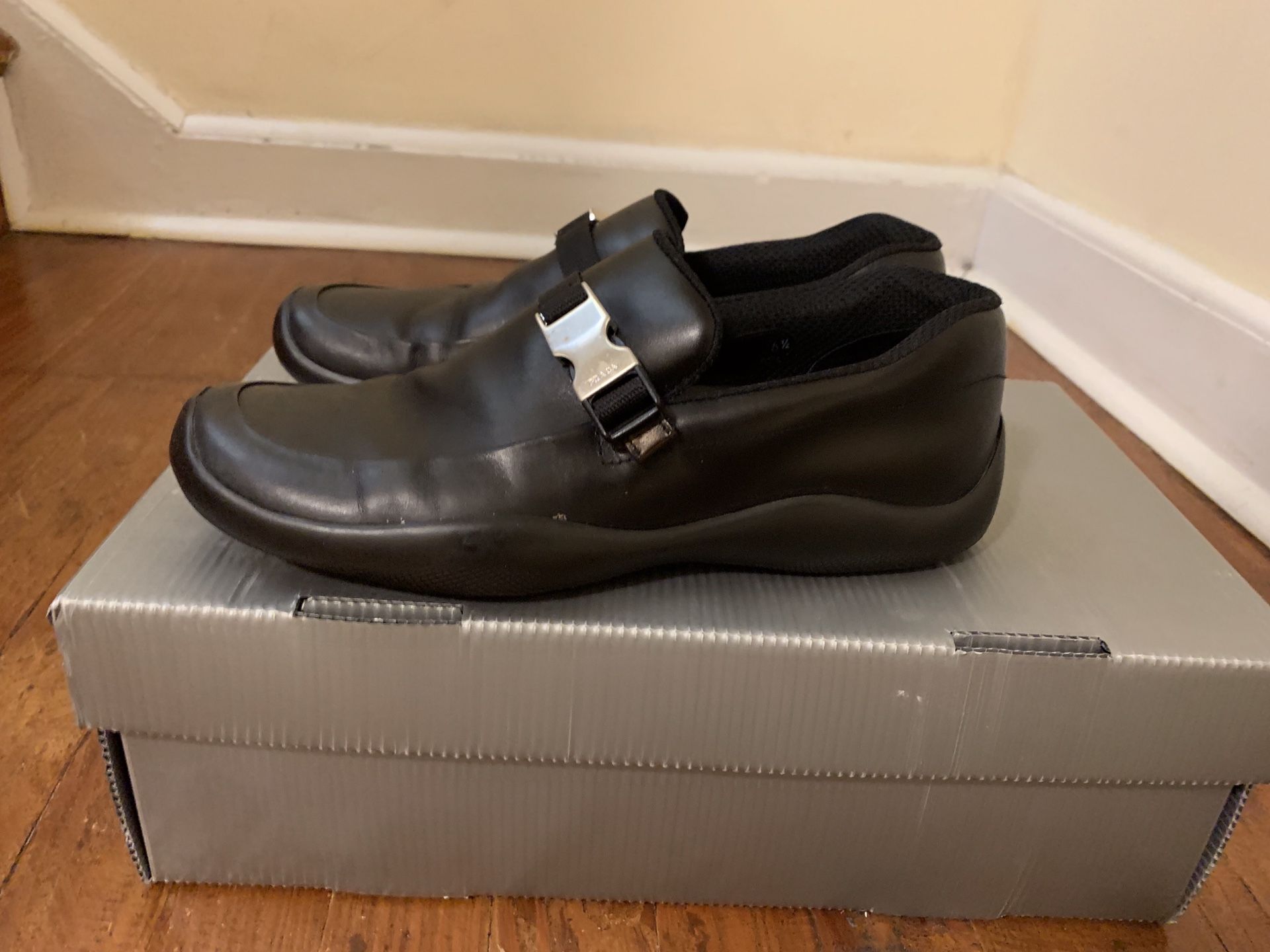 Prada size 9 excellent condition