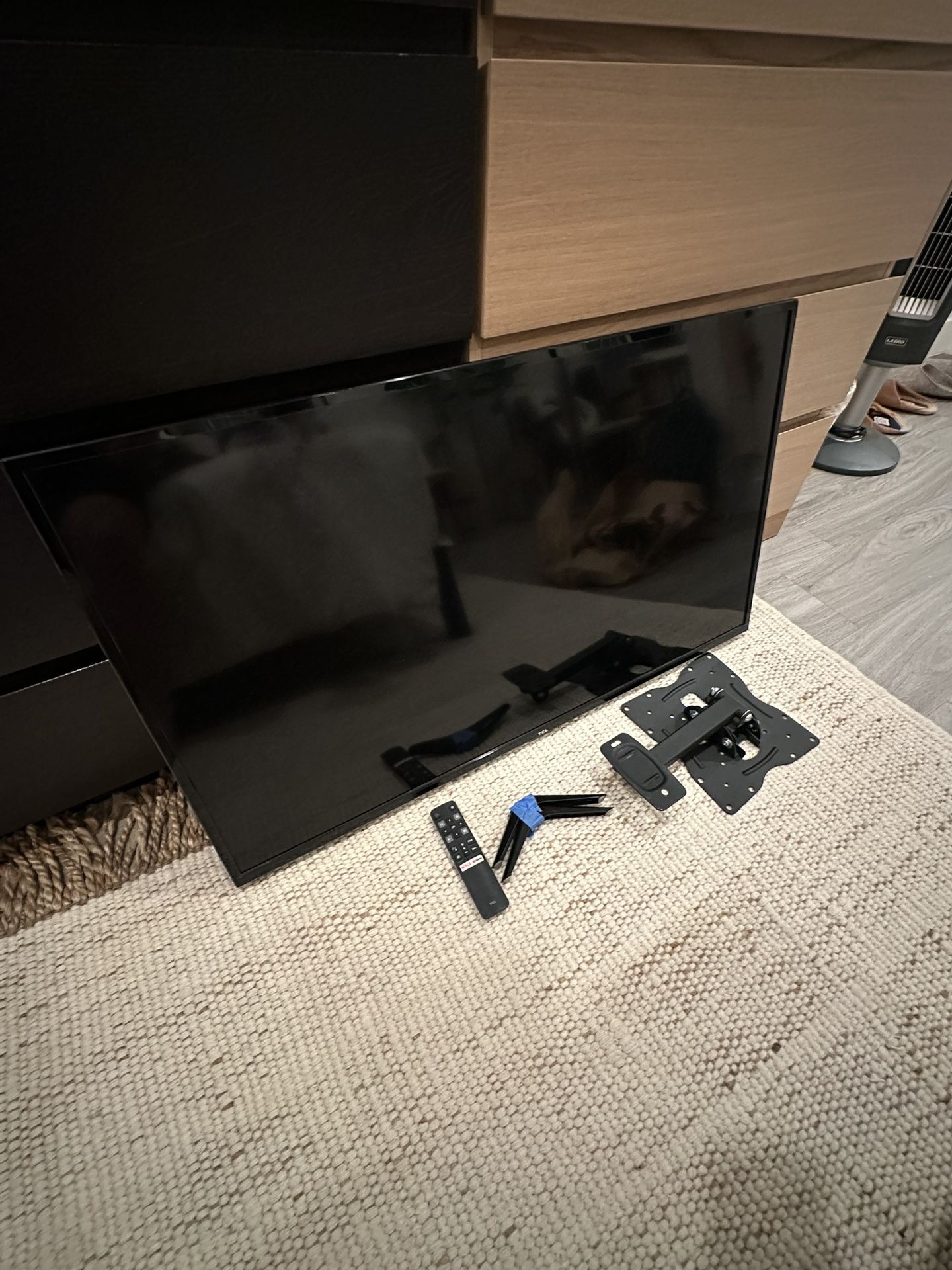 TCL 40” 1080p Smart TV with Wall Mount