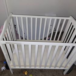 Foldable White Crib