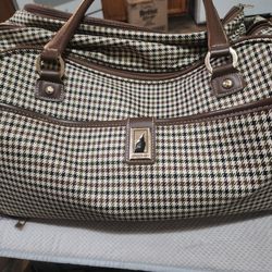 London Fog Cambridge Wield Club Back Suitcase Double Zipper For The Apartments Is 20 In Long It Has Two Zippers On The Inside Excellent Condition